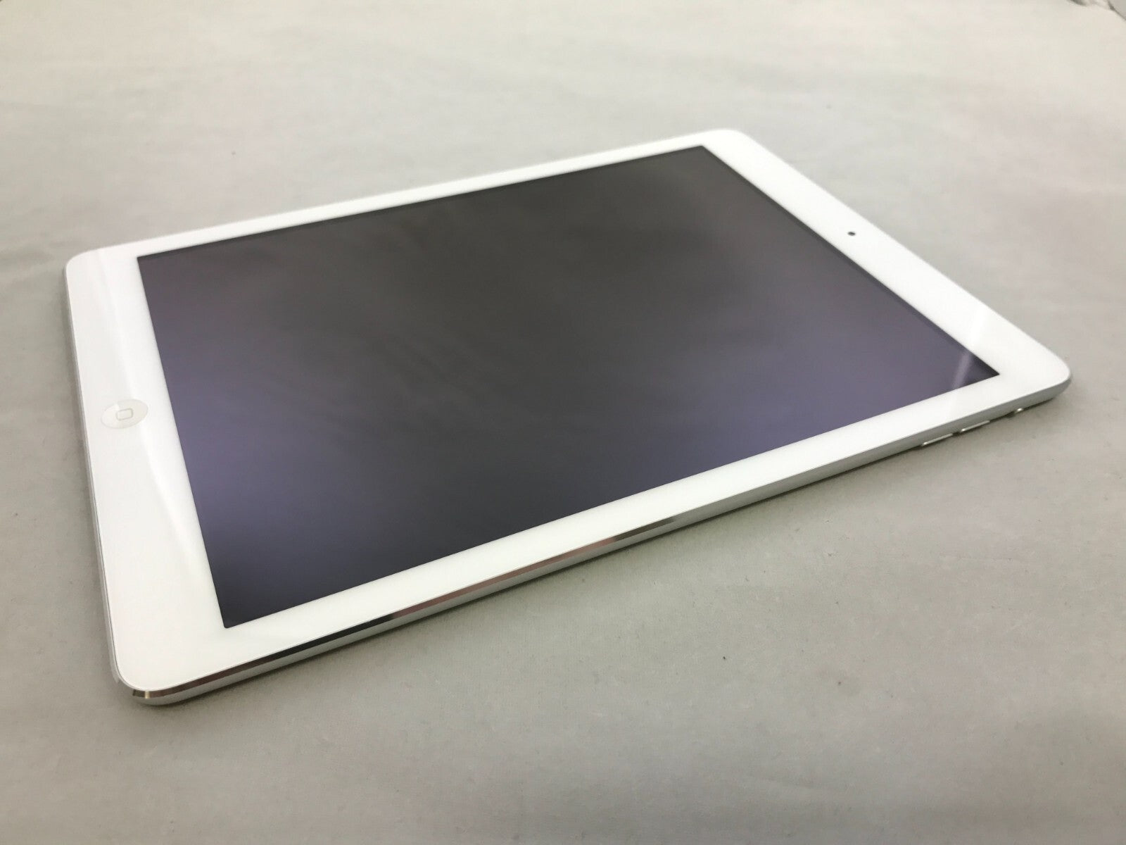 Apple iPad Air 1st Generation 16GB silver WiFi tablet showing front screen and white bezel in excellent condition